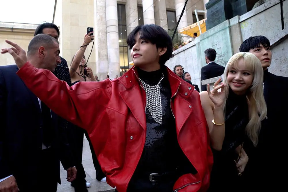 Avec Kim TaeHyung, alias V de BTS, au défilé Celine